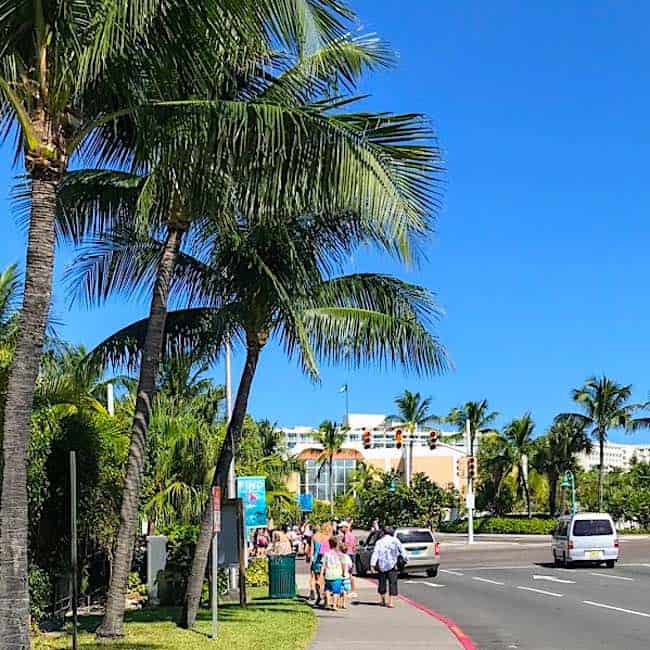 Cruise passengers walking along the sidewalk to Atlantis Casino