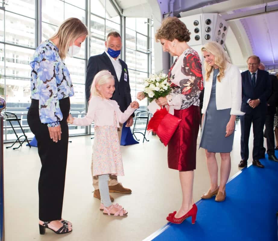 Princess Margriet receives flowers from a little girl. 
