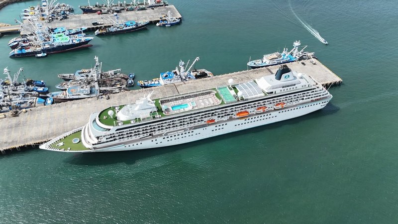 Crystal Symphony Opens Cruise Season in Ecuador